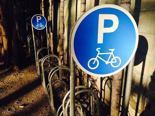 Photo vue des panneaux de stationnement des vélos