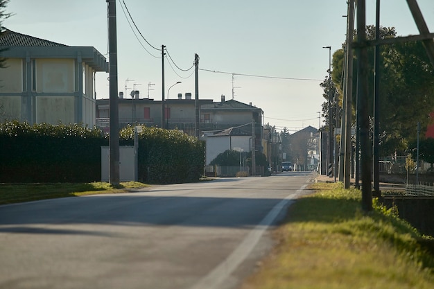 Vue sur le panorama d'une rue vide au centre d'un petit village du nord de l'Italie.