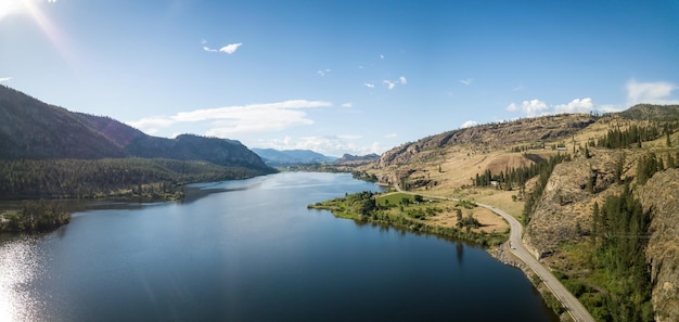 Vue panoramique aérienne de l'autoroute Okanagan près du lac Vaseux