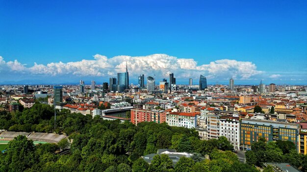 Vue panoramique aérienne d'une belle Milan avec des bâtiments colorés Italie