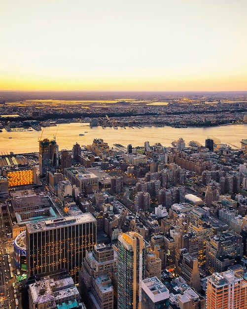 Vue panoramique aérienne sur le centre-ville de Manhattan et le Lower Manhattan New York, États-Unis. Skyline avec des gratte-ciel. Ville du New Jersey. Bâtiment d'architecture américaine. Panorama de Metropolis NYC. Technique mixte.