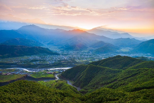 Vue panoramique aérienne des collines de l'Himalaya Pokhara