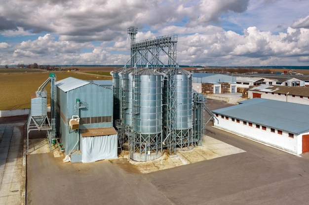 Vue panoramique aérienne sur complexe agro-industriel avec silos et ligne de séchage de grains