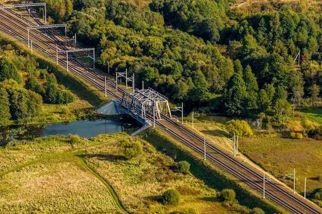 Vue panoramique aérienne sur la construction à ossature en acier d'un immense pont ferroviaire sur la rivière