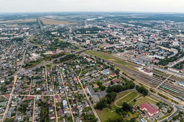 Vue panoramique aérienne depuis une grande hauteur de la ville provinciale avec un secteur privé et des immeubles d'appartements urbains de grande hauteur
