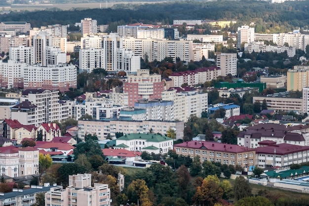 Vue panoramique aérienne depuis la hauteur d'un complexe résidentiel à plusieurs étages et développement urbain en journée d'automne