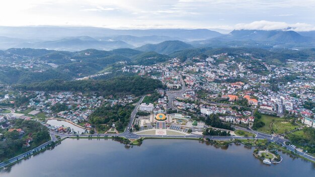 Photo vue panoramique aérienne du bâtiment sunflower sur la place lam vien dans la ville de da lat ville touristique dans le vietnam développé centre place de la ville de da lat avec le lac xuan huong concept de voyage et de paysage