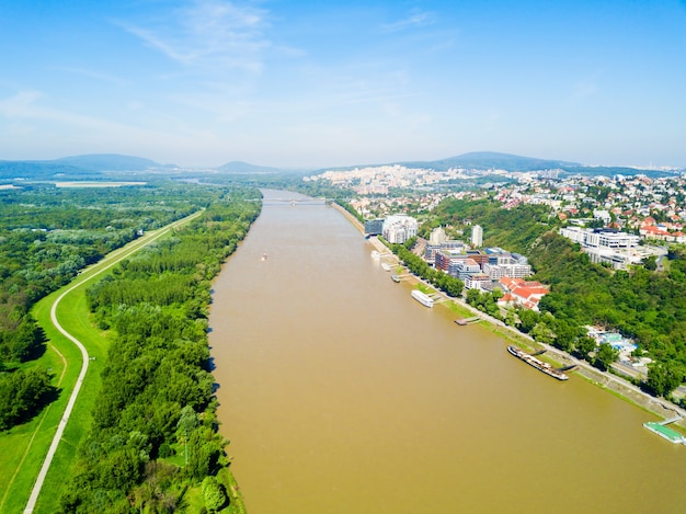 Vue panoramique aérienne du Danube à Bratislava. Bratislava est une capitale de la Slovaquie.