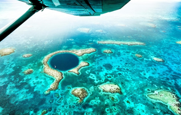 Photo vue panoramique aérienne du grand trou bleu détail du récif corallien du belize depuis une excursion en avion