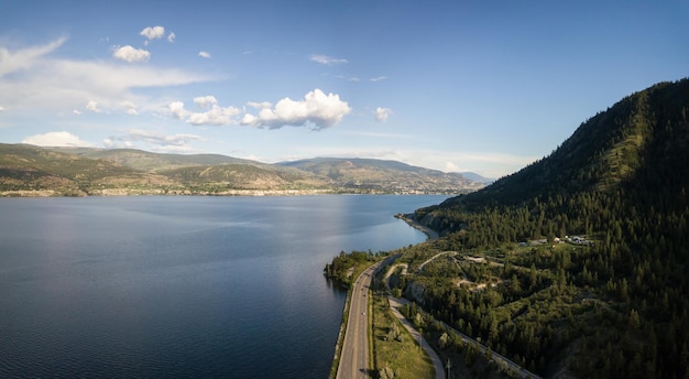 Vue panoramique aérienne du lac Okanagan