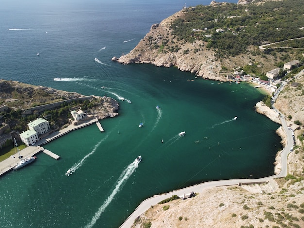 Vue panoramique aérienne du paysage de balaklava avec bateaux et mer dans la baie de marina crimée sébastopol