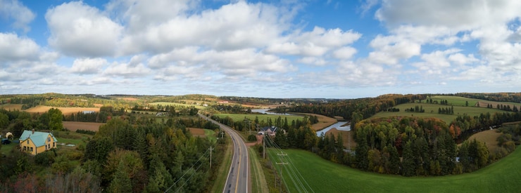 Photo vue panoramique aérienne du paysage des champs agricoles pendant une journée ensoleillée