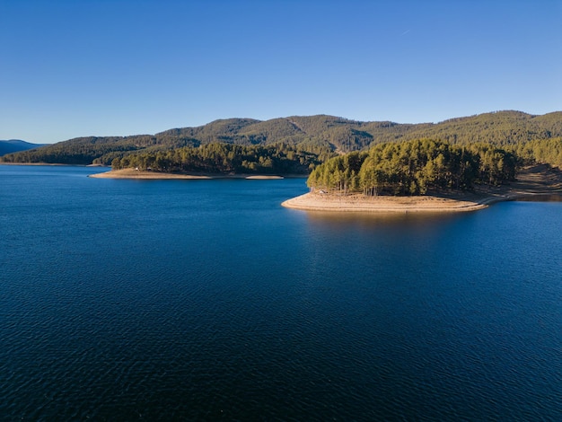 Vue panoramique aérienne du réservoir de Dospat situé dans les montagnes Rhodopa de Bulgarie