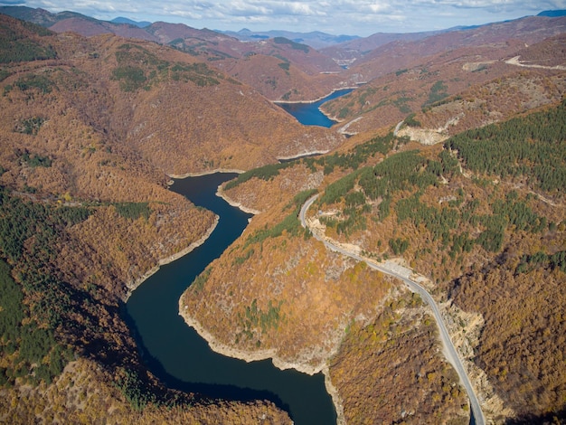 Vue panoramique aérienne du réservoir de Vacha situé en Bulgarie près de la ville de Devin Rhodopa Mountains