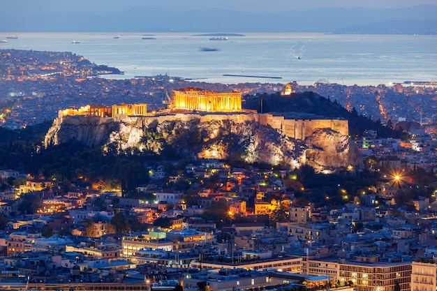 La vue panoramique aérienne du temple du Parthénon la nuit. Le temple du Parthénon est un ancien temple grec sur l'Acropole athénienne en Grèce, dédié à la déesse Athéna.