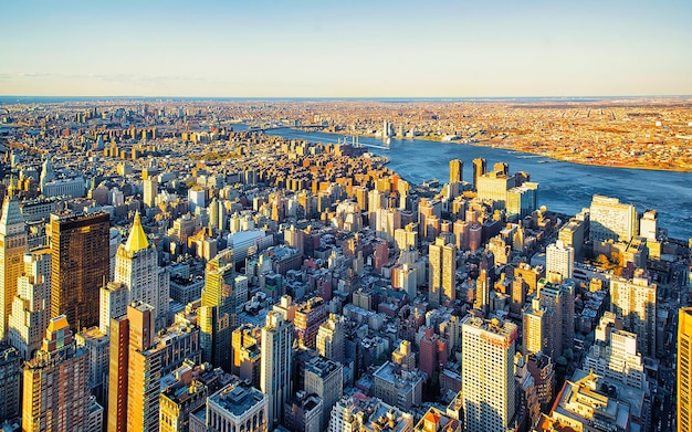 Vue panoramique aérienne sur East Village dans le centre-ville, New York, NYC, USA, Williamsburg Bridge, Brooklyn. Rivière de l'Est. Horizon de Manhattan. Bâtiment d'architecture américaine. Panorama de Métropole