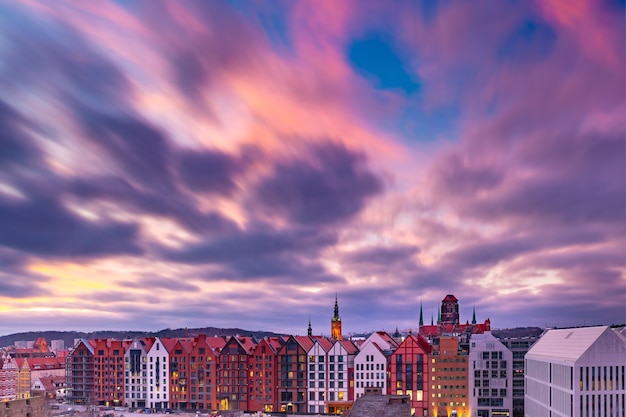 Vue panoramique aérienne de l'église Saint Mary et de l'hôtel de ville au coucher du soleil dans la vieille ville de Gdansk