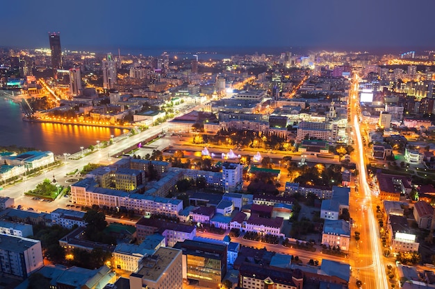 Vue panoramique aérienne d'Ekaterinbourg la nuit. Ekaterinbourg est la quatrième plus grande ville de Russie et le centre de l'oblast de Sverdlovsk situé sur le continent eurasien à la frontière de l'Europe et de l'Asie.