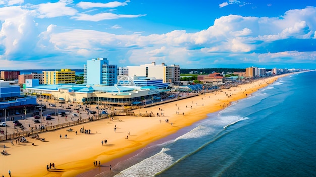 Une vue panoramique aérienne époustouflante de la promenade de Virginia Beach et du magnifique ciel bleu de l'Atlantique