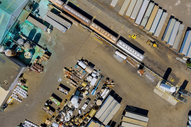 Vue panoramique aérienne de la ferraille en tant que déchets collectés dans une partie du parc à ferraille pour le recyclage