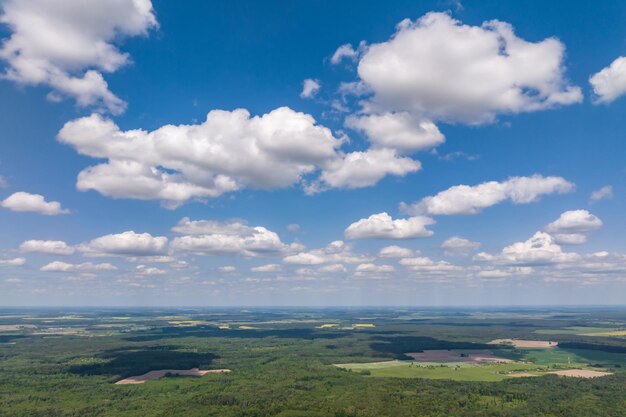 Vue panoramique aérienne sur fond de dôme de ciel bleu avec des nuages rayés blancs dans le ciel et l'infini peut être utilisé pour le remplacement du ciel