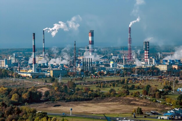 Vue panoramique aérienne sur la fumée des tuyaux de l'usine d'entreprise chimique Paysage industriel pollution de l'environnement usine de déchets Concept de pollution de l'air
