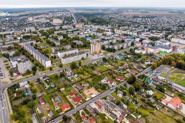 Vue panoramique aérienne d'une grande hauteur d'une petite ville verte provinciale avec un secteur privé et des immeubles d'habitation de grande hauteur