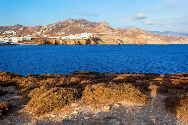 Vue panoramique aérienne de l'île de Naxos. Naxos est la plus grande du groupe d'îles des Cyclades dans la mer Égée, en Grèce