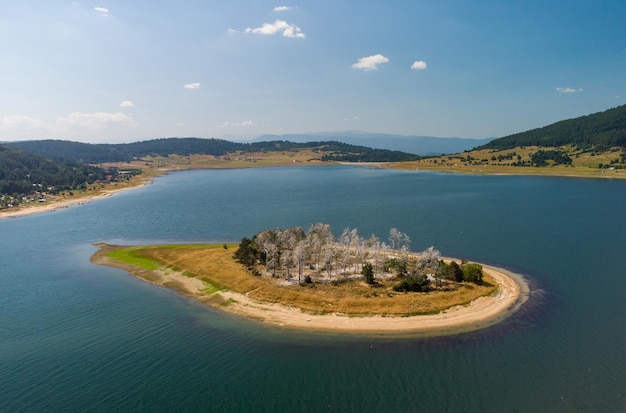 Vue panoramique aérienne de l'île sur un réservoir de Batak situé dans les montagnes Rhodopa de Bulgarie