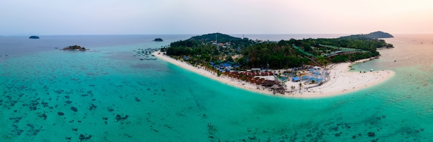 Vue panoramique aérienne des îles Lipe en soirée, Satun, Thaïlande, paysage paisible mer, océan vert-bleu, montagne verte, lieu de voyage et de détente, vue de dessus en grand angle de drone