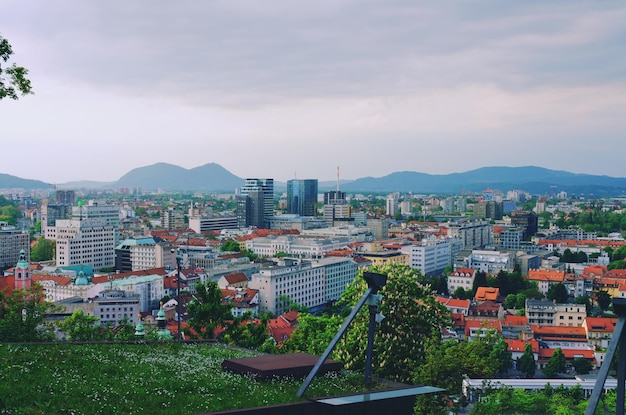 Vue panoramique aérienne de Ljubljana, capitale de la Slovénie à la lumière chaude du coucher du soleil. Destination de voyage