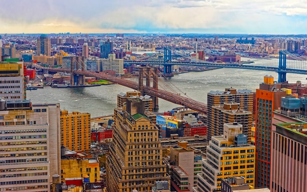 Vue panoramique aérienne avec Lower Manhattan, New York, USA, Brooklyn Bridge over East River. Skyline avec des gratte-ciel. Hauteurs de Brooklyn. Ville. Bâtiment d'architecture américaine. Panorama de Metropolis NYC