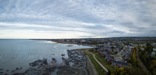 Vue panoramique aérienne de la petite ville sur la côte de l'océan Atlantique