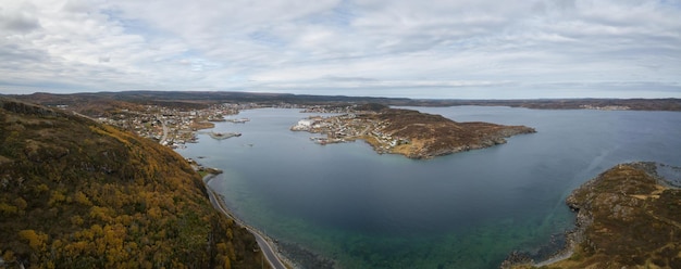 Vue panoramique aérienne d'une petite ville sur une côte rocheuse de l'océan Atlantique Terre-Neuve Canada