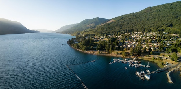 Vue panoramique aérienne d'une petite ville de Port Alice