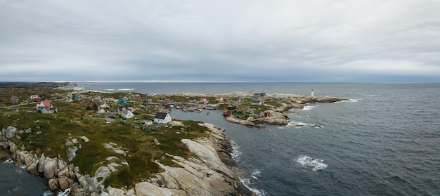 Vue panoramique aérienne d'une petite ville près d'une côte rocheuse sur l'océan Atlantique