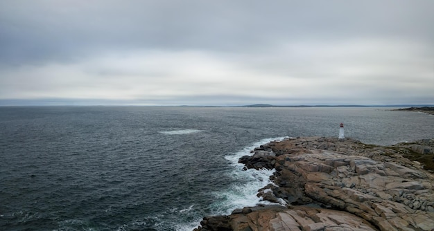 Vue panoramique aérienne d'un phare sur une côte rocheuse de l'océan Atlantique