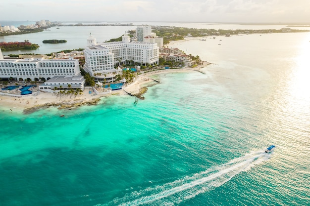 Vue panoramique aérienne de la plage de cancun et de la zone hôtelière de la ville dans le paysage de la côte caraïbe du mexique de