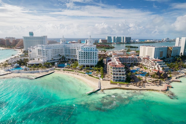 Vue panoramique aérienne de la plage de cancun et de la zone hôtelière de la ville dans le paysage de la côte caraïbe du mexique de