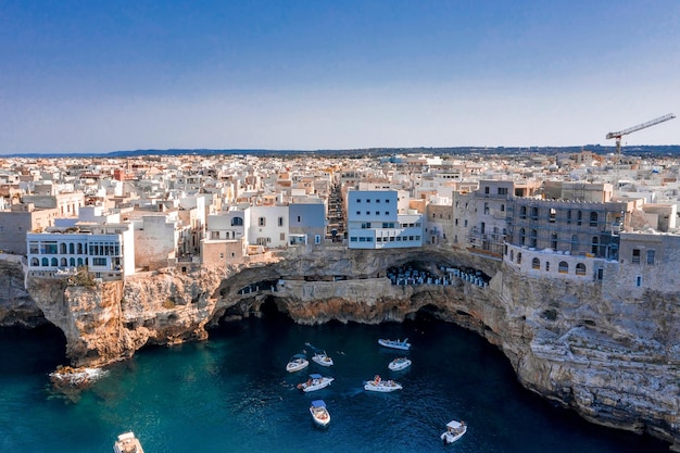 Vue panoramique aérienne à Polignano a Mare, province de Bari, Pouilles (Pouilles), Italie du sud.