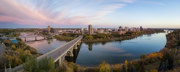 Vue panoramique aérienne d'un pont traversant la rivière Saskatchewan