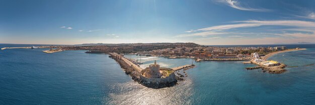 Vue panoramique aérienne. Le port de Mandraki Rhodes Grèce