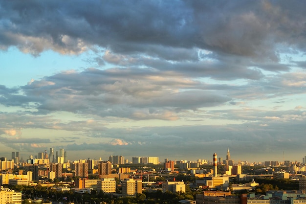 Vue panoramique aérienne sur le quartier du lever du soleil à Moscou. Bâtiments résidentiels urbains de rue de ville, merveille