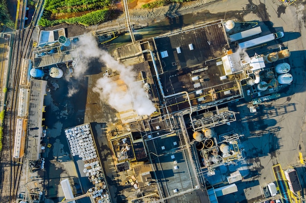 Vue panoramique aérienne des réservoirs pour le mélange chimique Usine industrielle avec zone de système d'industrie de forme chimique