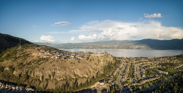 Vue panoramique aérienne des résidences au sommet d'une montagne