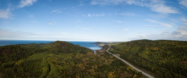 Vue panoramique aérienne sur une route panoramique au cours d'une journée ensoleillée