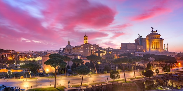 Photo vue panoramique aérienne des ruines antiques d'un forum romain ou d'un foro romano, du forum de trajan et de l'autel de la patrie au lever du soleil à rome, en italie.