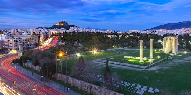 Vue panoramique aérienne avec des ruines et des colonnes du Temple de Zeus Olympien, Mont Lycabette la nuit, Athènes, Grèce