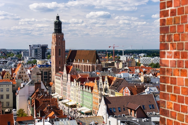 Vue panoramique aérienne supérieure du centre-ville historique de la vieille ville de wroclaw avec la place du marché de rynek