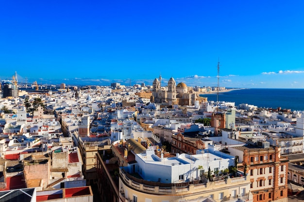 Vue panoramique aérienne des toits de la vieille ville et de la cathédrale de Santa Cruz depuis la tour Tavira à Cadix, en Andalousie, en Espagne